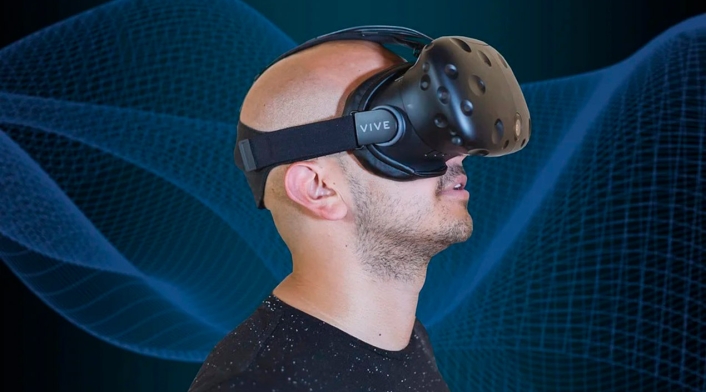 Casco de realidad virtual Hombre usando un casco de realidad virtual