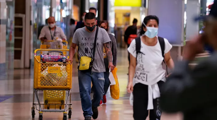 Personas hacen compras durante el día sin IVA Compradores en día sin IVA