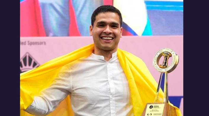 Diego Campos, con trofeo de campeón mundial de barísmo