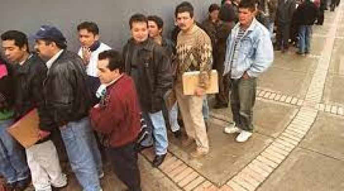 Personas haciendo fila en busca de empleo Las propuestas laborales son enviadas a través de redes sociales.