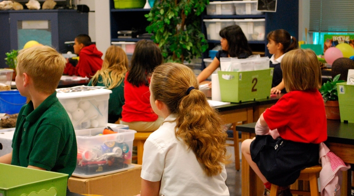 Niños al interior de un salón de clases Estudiantes en salón de clases