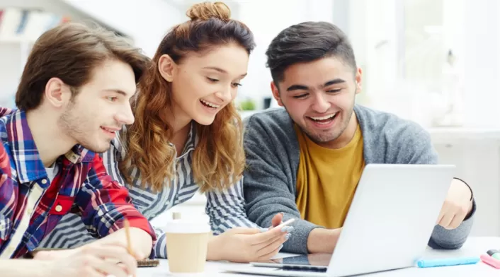 La educación superior pública gratis quedó como política de Estado en la reforma tributaria. Los estudiantes pueden aplicar al crédito educativo del Icetex desde su computador.