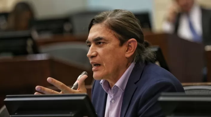 Gustavo Bolívar no querría pagar peajes y gasolina de su esquema, según UNP Gustavo Bolívar no querría pagar peajes y gasolina de su esquema, según UNP