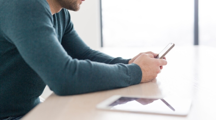 Un hombre en redes sociales