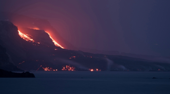 Lava del volcán Cumbre Vieja llega al mar