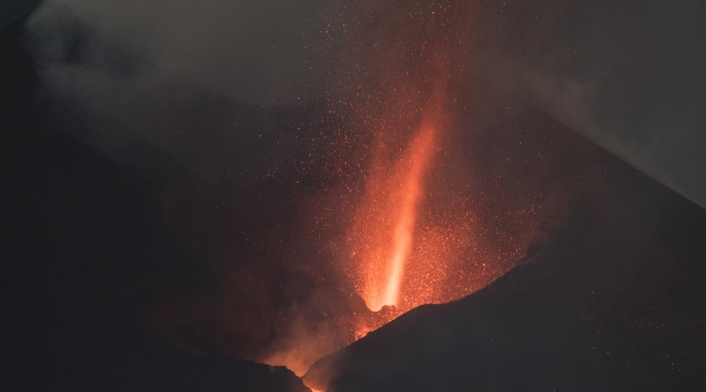 Volcán Cumbre Vieja expidiendo lava