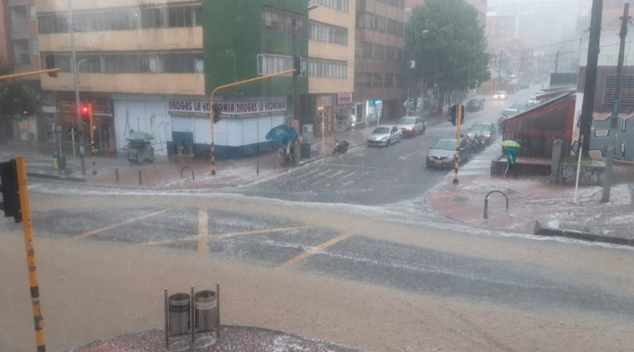 Fuertes lluvias en Bogotá anuncian llegada de temporada invernal Fuertes lluvias en Bogotá inundan las calles