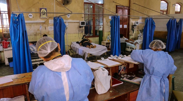 Médicos atienden pacientes con malaria Personas enfermas de malaria