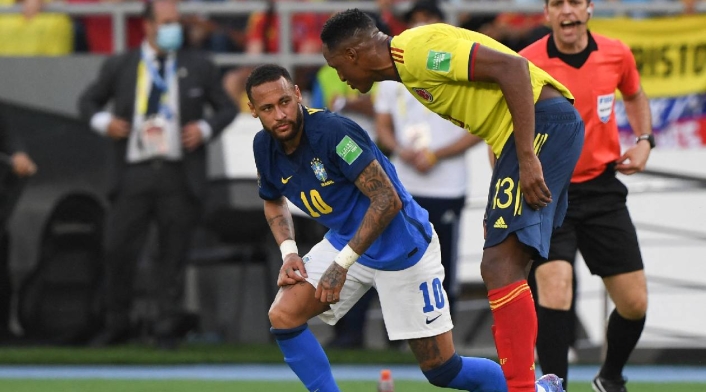 Cara a cara entre Yerry Mina y Neymar