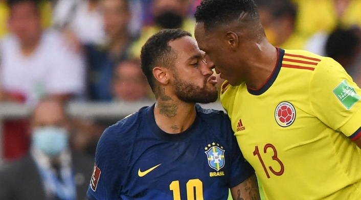 Cara a cara entre Yerry Mina y Neymar