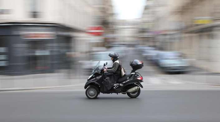 Motociclista circula por las calles de la ciudad Motociclista circula por las calles de la ciudad