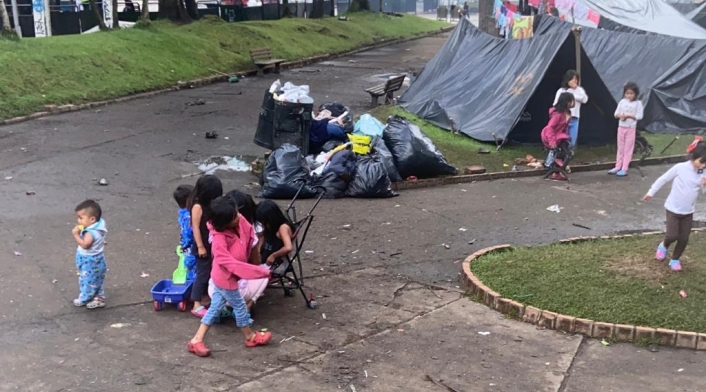 Niños indígenas asentados en el Parque Nacional, Bogotá.