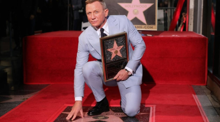 Daniel Craig con su estrella en el Paseo de la Fama