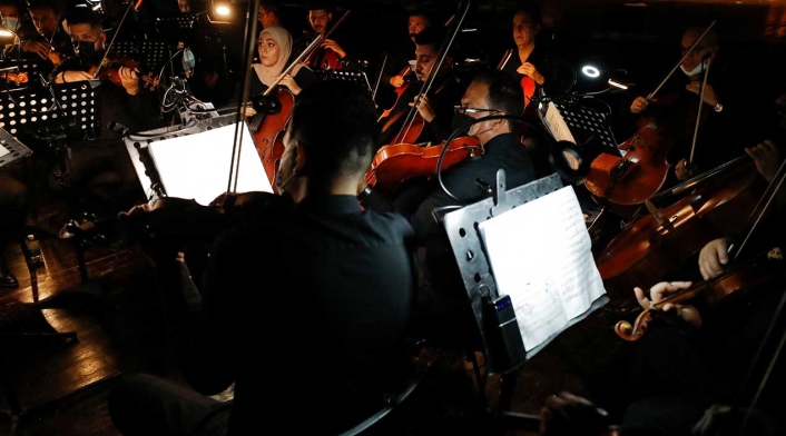 Orquesta tomando la Sinfonía de Beethoven