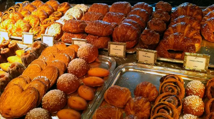 Variedad de panes en mostrador de panadería