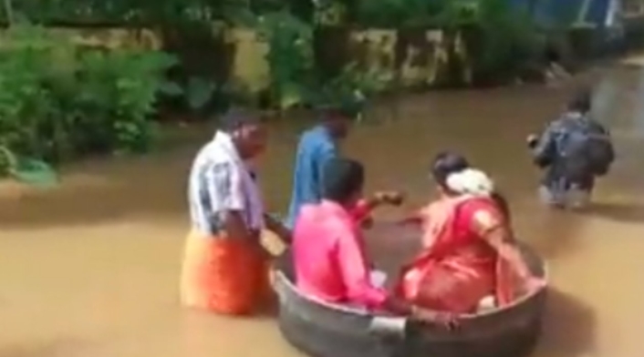 En India se transporta en olla una pareja a su matrimonio