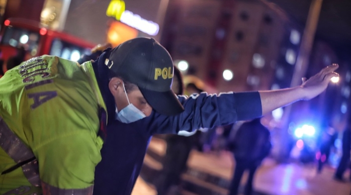 Policía requisa a un ciudadano en calle de Bogotá. Policía requisa a un ciudadano en calle de Bogotá.