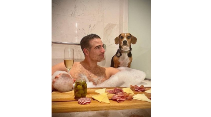 Roberto Manrique y su hija perruna Mila