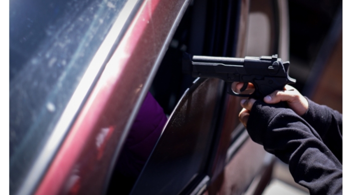 Roban camioneta en Bogotá amenazando a niña con pistola Roban camioneta en Bogotá amenazando a niña con pistola