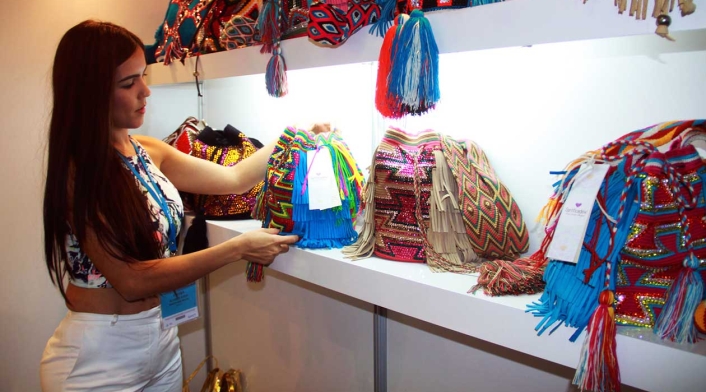 Comerciante vendiendo sus productos Comerciante vendiendo sus productos