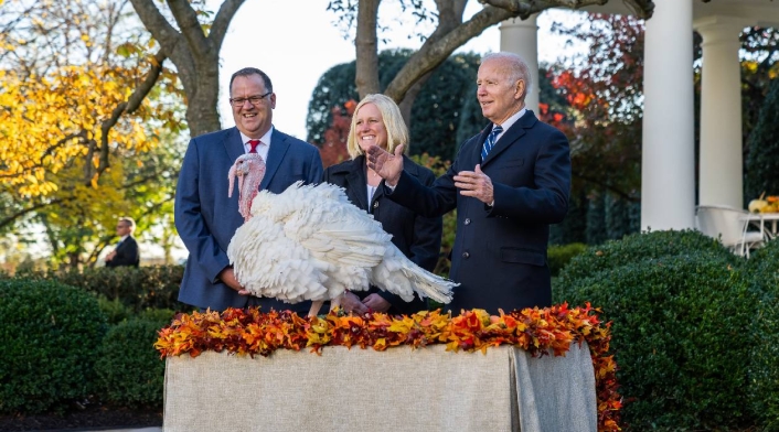 Joe Biden perdona a dos pavos Joe Biden sigue la tradición y perdona a dos pavos