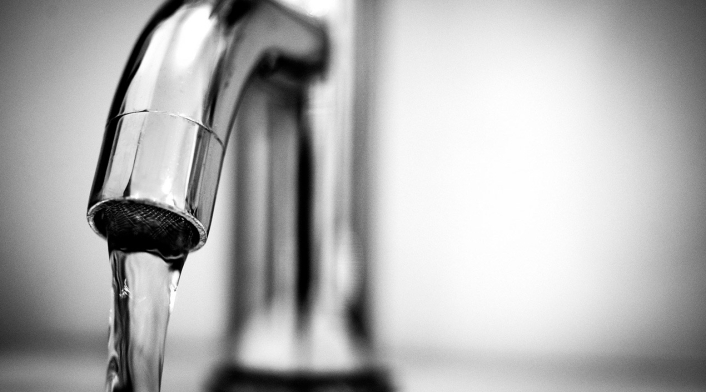 Agua potable saliendo de un grifo Agua saliendo de un grifo