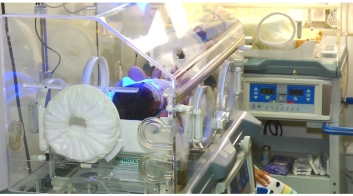 Bebé hospitalizado dentro de una incubadora Bebé hospitalizado dentro de una incubadora