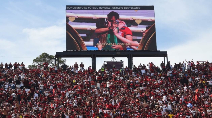 Beso de hincha de Flamengo por propuesta de matrimonio Beso de hincha de Flamengo por propuesta de matrimonio
