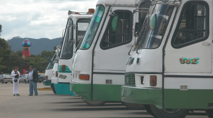 Buses de transporte intermunicipal estacionados Buses de transporte intermunicipal estacionados