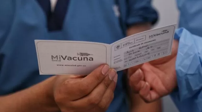 Carné de vacunación seguirá exigiéndose en bares o cines: Consejo de Estado