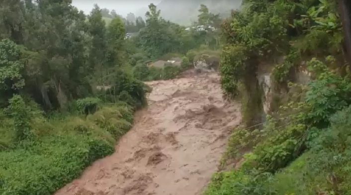 La fuerte temporada de lluvias ha causado la creciente súbita de la quebrada Manizales