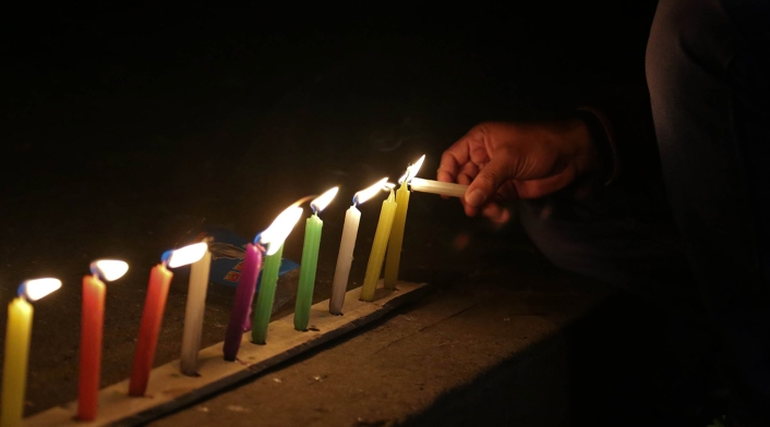 Velas encendidas en un andén Uso de velas en día de las velitas