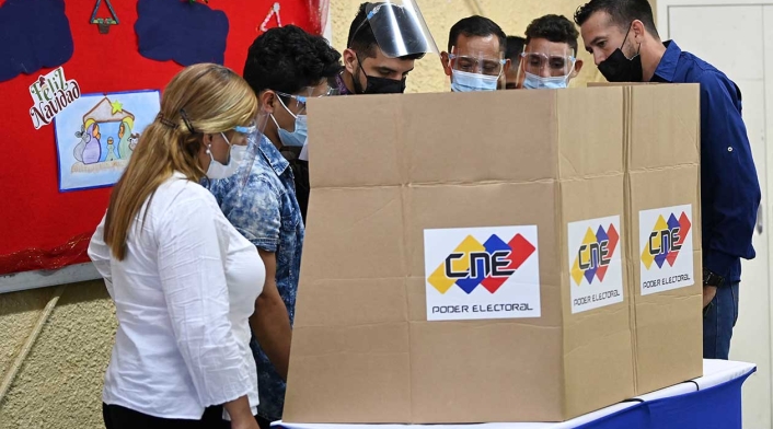 Votantes participan en elecciones en Venezuela Votantes participan en elecciones en Venezuela
