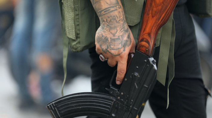 Miembro de Hezbolá sostiene su arma durante un funeral por muerte de terroristas Miembro de Hezbolá sostiene su arma durante un funeral por muerte de terroristas