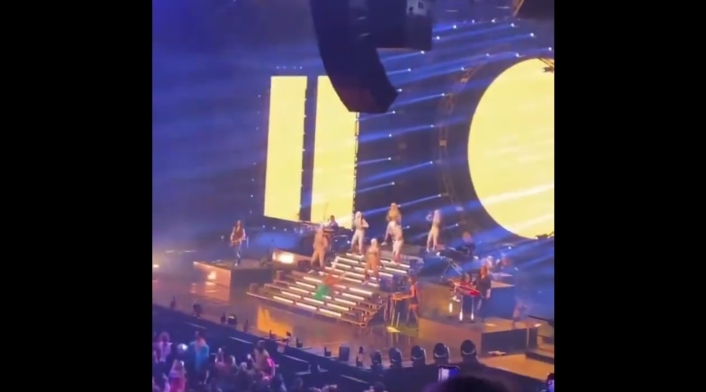 Karol G se cayó en pleno concierto en Miami