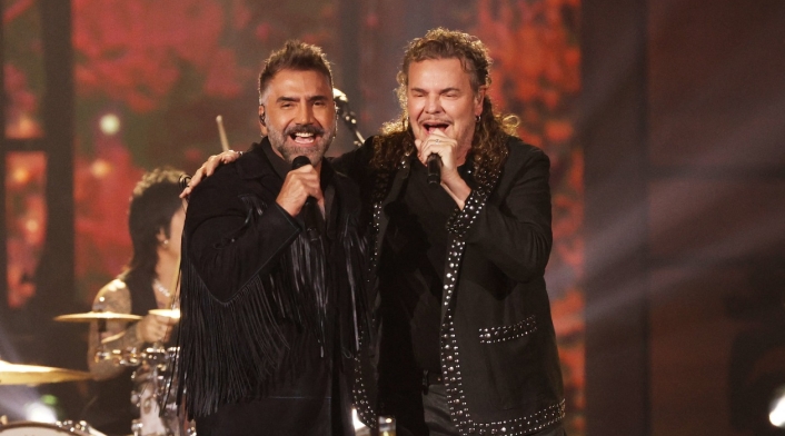 Maná y Alejandro Fernández cantan juntos en los Latin Grammy 2021