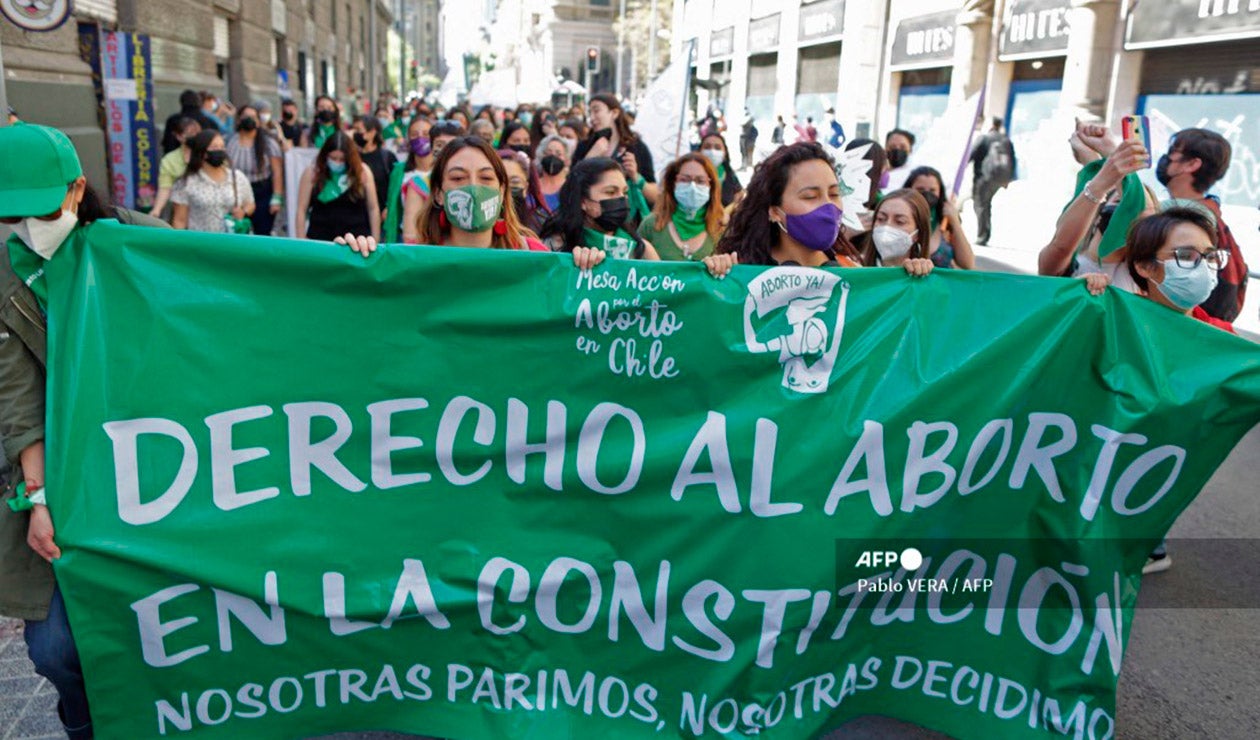 Feministas piden despenalización del aborto en Chile Colectivo feminista de Chile pide despenalización del aborto