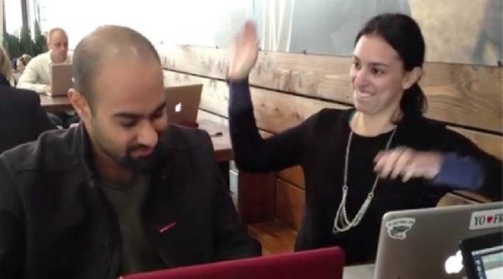 Mujer le pega a hombre cada vez que usa Facebook