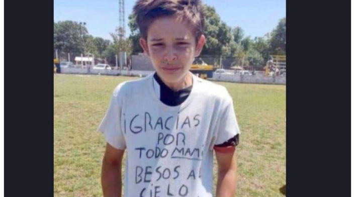Niño envía mensaje a su mama al anotar gol Niño envía mensaje a su mama al anotar gol