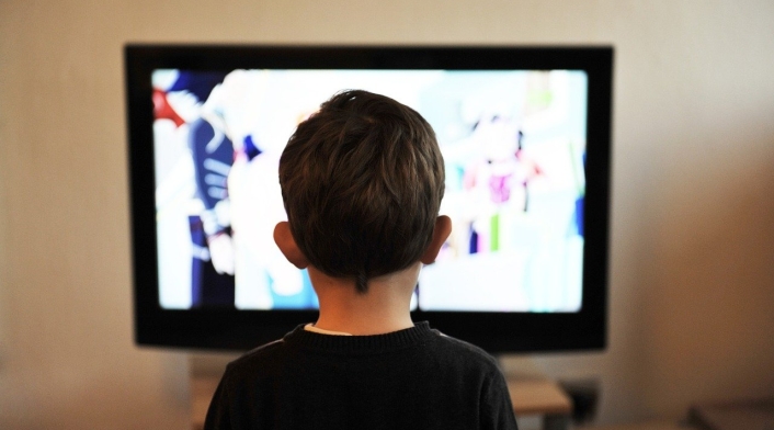 Niño mirando televisión Niño mirando televisión