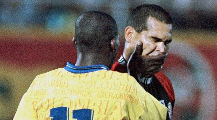 Pelea entre Tino Asprilla y Chilavert en pleno partido de 1997 Pelea entre Tino Asprilla y Chilavert en pleno partido de 1997