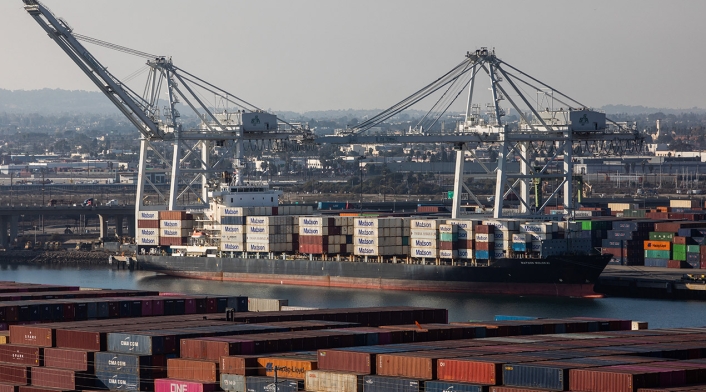 Puerto marítimo con contenedores