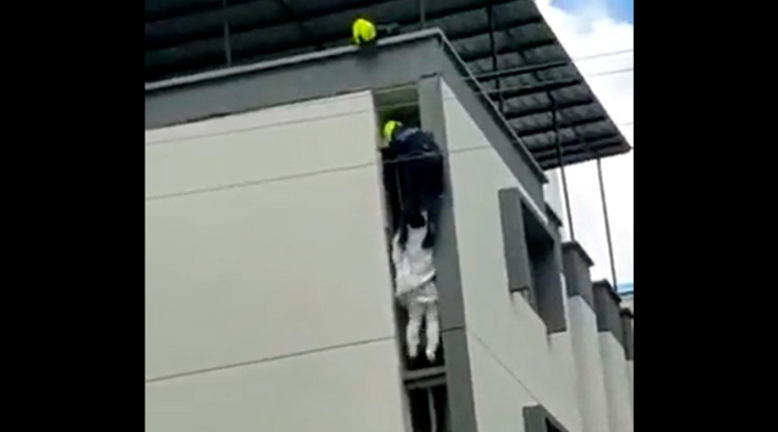 Bomberos detienen intento en Bucaramanga Intento de suicidio en edificio de Bucaramanga