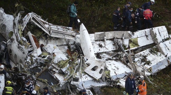 Restos del avión accidentado del Chapecoense Restos del avión que se accidentó con el equipo de Chapecoense a bordo.