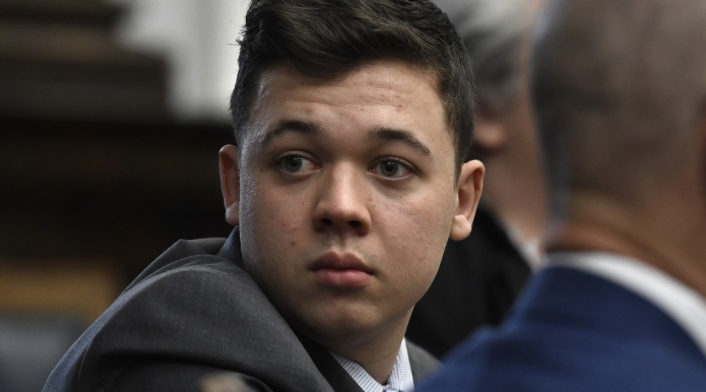 Absuelven a Kyle Rittenhouse tras asesinar a dos personas en manifestaciones en EE.UU.