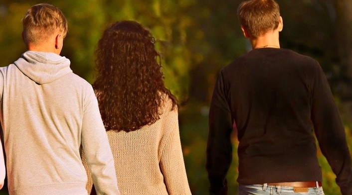 Mujeres deberían tener dos esposo por su bienestar, según estudio