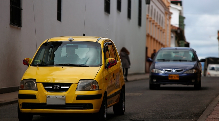 Taxi circulando por Bogotá Taxi circulando por una calle