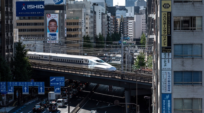Tren bala de Japón recorre una cuidad