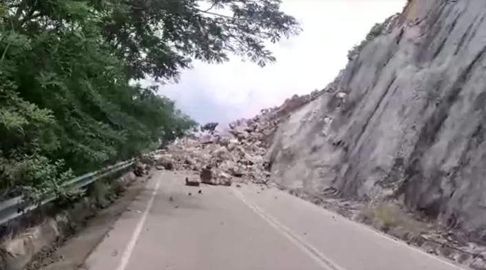 La hora de apertura de la carretera es incierta, dijeron las autoridades.