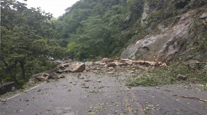 Derrumbe en la vía